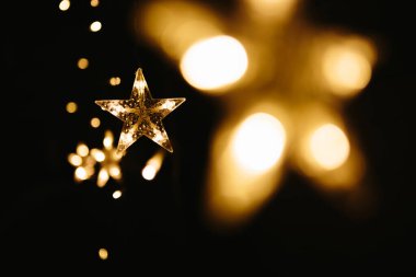 Karanlık arka planda Noel ışıkları. Yıldız şekilli