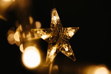 Karanlık arka planda Noel ışıkları. Yıldız şekilli