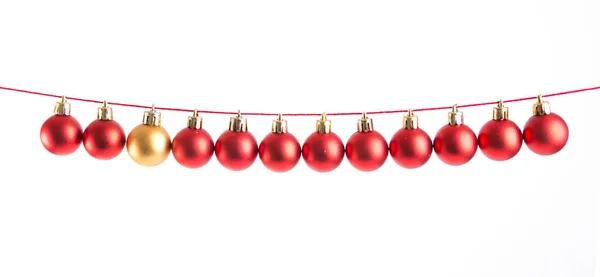 Linia czerwonych bożonarodzeniowych kulek na białym tle. Dekoracje świąteczne — Zdjęcie stockowe