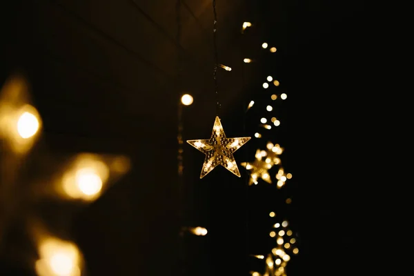 Luces de Navidad sobre fondo oscuro. Forma de estrella — Foto de Stock