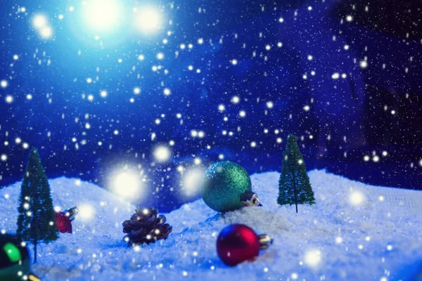 圣诞树、夜空和月亮上挂着圣诞彩球的圣诞背景。地面的浅水区。圣诞节的背景童话故事宏观。人造魔法梦幻世界. — 图库照片