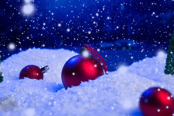 Fundo de Natal com bolas de Natal na neve sobre abeto, céu noturno e lua. Profundidade de campo rasa. Fundo de Natal. Conto de fadas. Macro. Mundo de sonho mágico artificial. — Fotografia de Stock