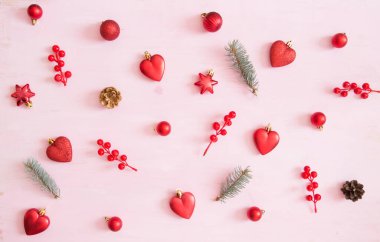 Ahşap oyma Noel süslemeleri pembe arka planda tatil ağacı için