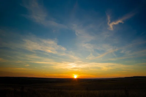 Hermoso cielo texturizado con nubes al atardecer — Foto de Stock