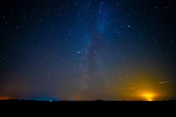 Beau ciel nocturne texturé avec des étoiles et la voie lactée — Photo