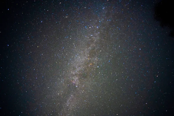 Krásná texturovaná noční obloha s hvězdami a mléčnou dráhou — Stock fotografie