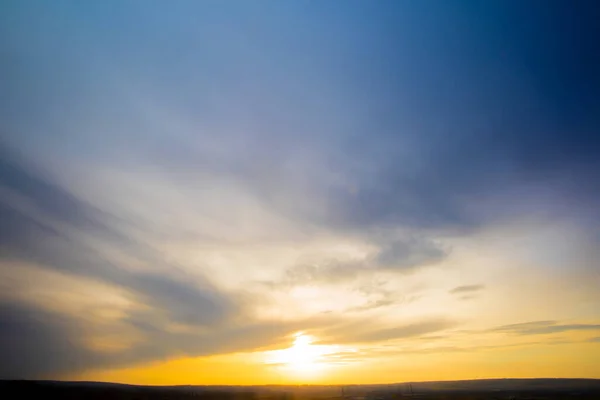 Hermoso cielo texturizado con nubes al atardecer — Foto de Stock