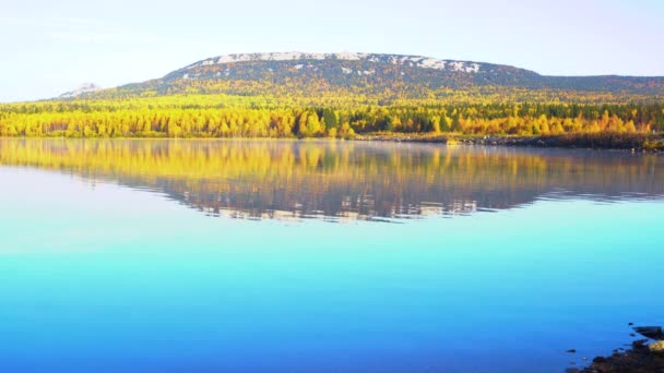 Video de un hermoso lago de montaña en una mañana helada de otoño. — Vídeos de Stock