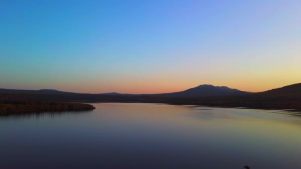 Воздушное видео красивого горного озера холодным осенним утром. — стоковое видео