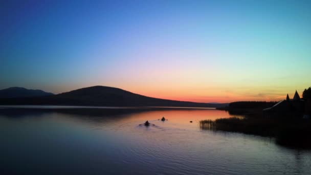 Vídeo aéreo de belo lago de montanha em uma manhã de outono gelada. — Vídeo de Stock