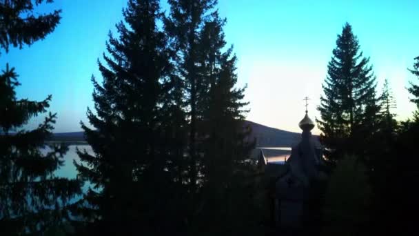 Flygfoto av vacker fjällsjö en frostig höstmorgon. — Stockvideo