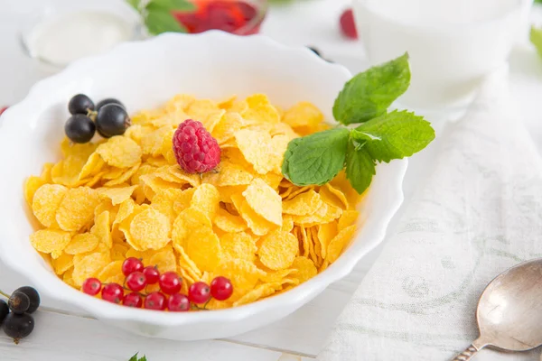 Fresh corn flakes with strawberries and milk close up Healthy tasty breakfast cornflakes with strawberries, raspberries, black currants and red currants — Stock Photo, Image
