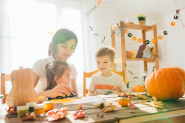 Cadılar Bayramı 'nda aile eğlenir Mutlu Cadılar Bayramı konsepti