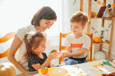 Cadılar Bayramı 'nda aile eğlenir Mutlu Cadılar Bayramı konsepti