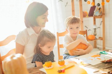 Cadılar Bayramı 'nda aile eğlenir Mutlu Cadılar Bayramı konsepti