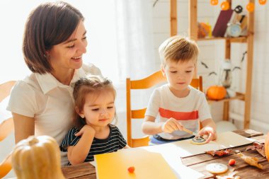 Cadılar Bayramı Fenerlerini Mutlu Cadılar Bayramı Konsepti Yapan Anneler ve Çocuklar