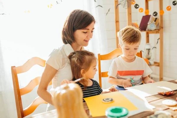 Cadılar Bayramı 'nda aile eğlenir Mutlu Cadılar Bayramı konsepti