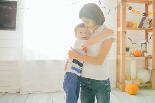 Mamá y su hijo juegan en la sala de Halloween. Feliz concepto de Halloween —  Fotos de Stock