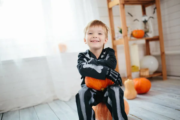 Портрет сміху маленького хлопчика в костюмі скелета готовий відсвяткувати Хеллоуїн. Хлопчик у хеллоуїн одягаються кімнаті . — стокове фото