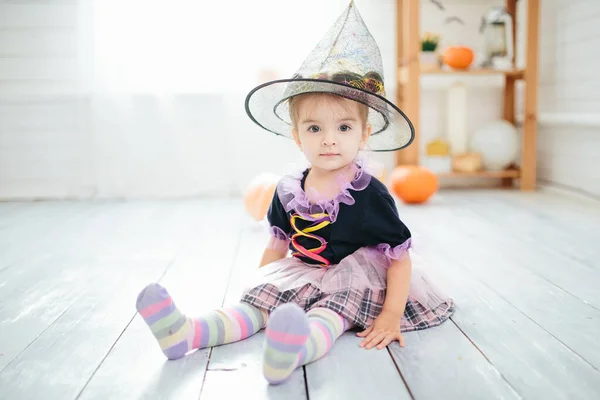 ハロウィンだ。陽気な小さな魔女はハロウィンを祝う準備ができています. — ストック写真