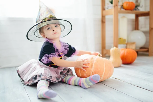 魔女の衣装の面白い子供の女の子はハロウィンを祝う準備ができています. — ストック写真