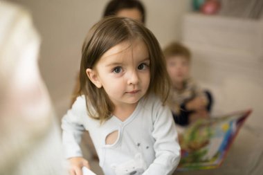 Çocuklu annem yatmadan önce kitap okur.