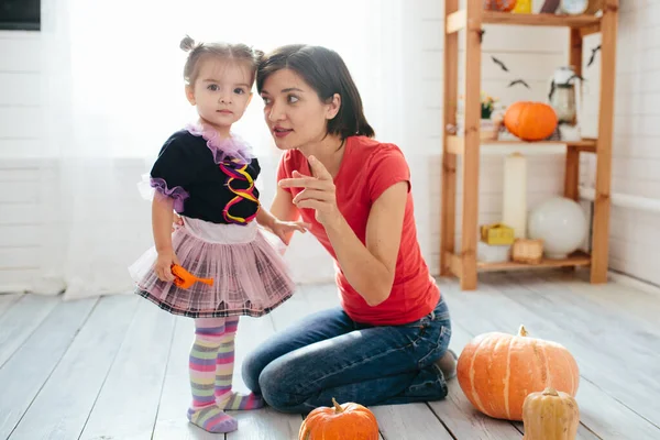 Šťastná rodina matky a dětí se připravují na Halloween v dekoraci domova — Stock fotografie