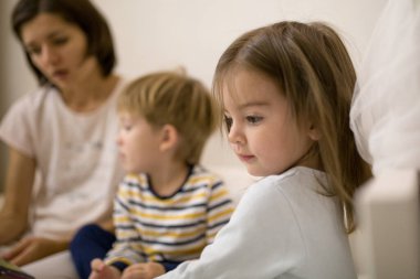 Çocuklu annem yatmadan önce kitap okur.