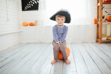 Korsan kostümlü çocuk Cadılar Bayramı 'nı evde kutluyor.