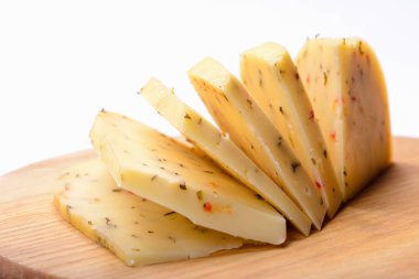 peynir baharatlar ile dilim. izole görüntü