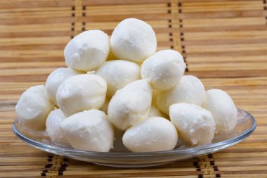 Bir tabakta mozzarella peyniri