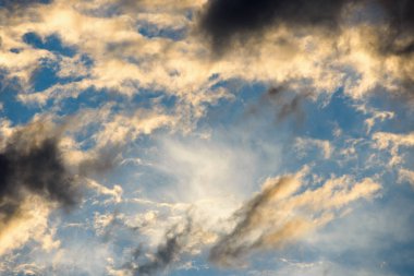 Bir fırtına önünde güzel bulutlar