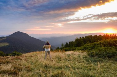 Turist muhteşem bir şafak Karpat Dağları izliyor.