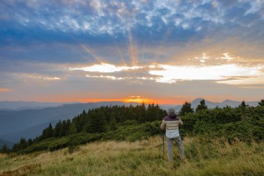 Turist muhteşem bir şafak Karpat Dağları izliyor.
