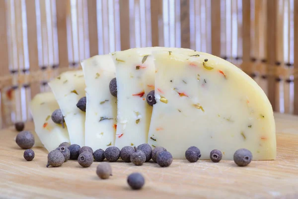 Scheiben Käse Mit Gewürzen — Stockfoto