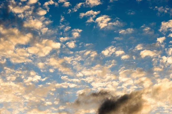 Lindas Nuvens Frente Uma Tempestade — Fotografia de Stock