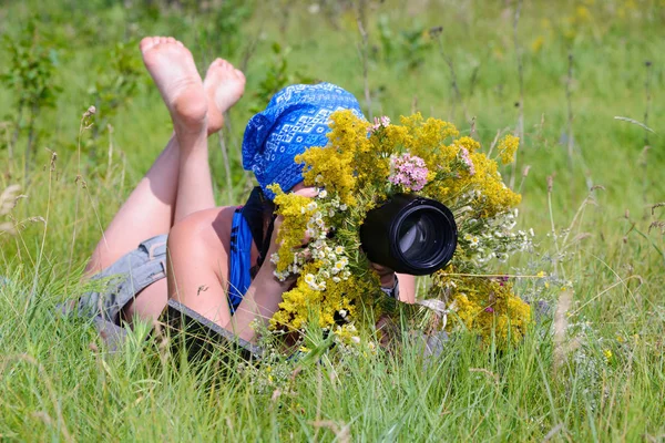 Dziewczyna Fotograf Myśliwy Maskowanie Dla Fotografowanie Zwierząt Zielonej Trawie Słoneczny — Zdjęcie stockowe