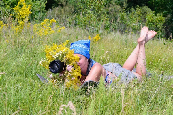 Kız Fotoğrafçı Avcı Güneşli Bir Günde Yeşil Çim Hayvanlarda Fotoğraflamak — Stok fotoğraf