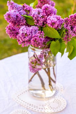 Romantik, güzel Lila çiçek Bahçe masada dışında cam vazoda.