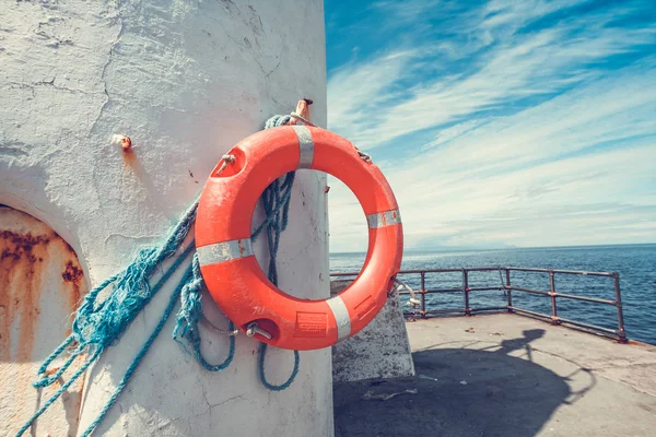 Boa Salvataggio Arancione Appesa Faro Con Cielo Blu Nuvole Bianche — Foto Stock