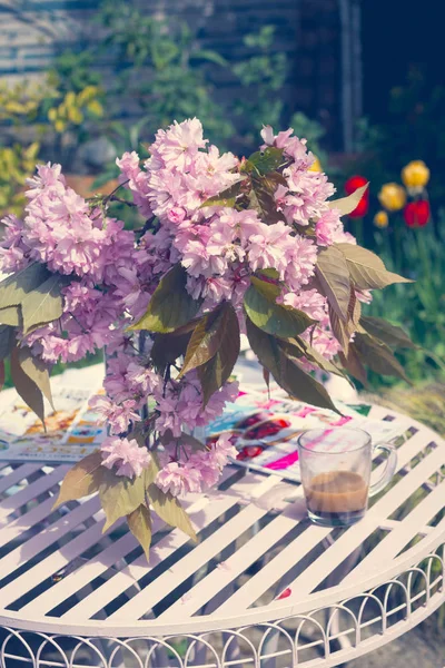 테이블에 꽃병으로 정원에서 낭만적인 — 스톡 사진