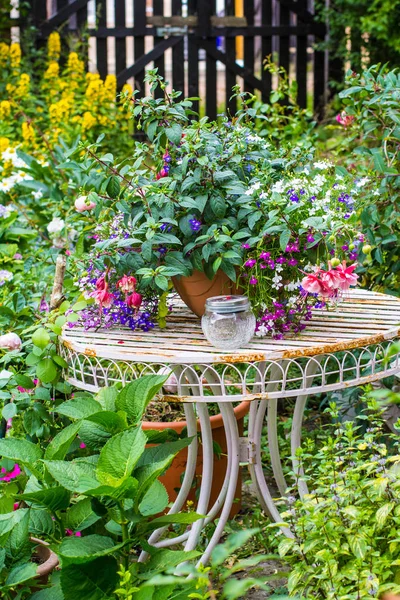Όμορφο Σπίτι Κήπο Πολλά Ανθισμένα Λουλούδια Φυτά Και Τραπέζι Στον — Φωτογραφία Αρχείου