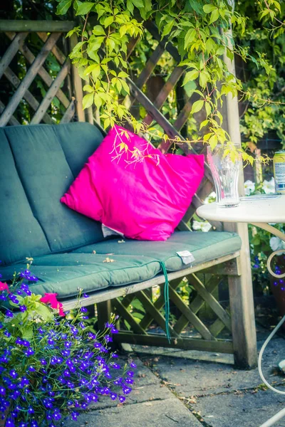 Superbe Assise Romantique Dans Jardin Avec Coussin Rose Lierre Grimpant — Photo