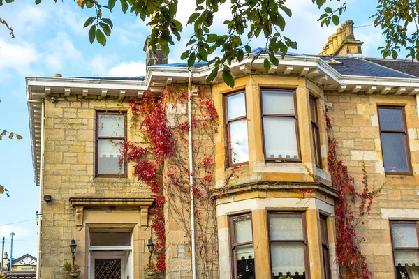 Красива Старі British House Восени Сонячний День Осіннього Листя Передній — стокове фото