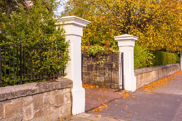 Schönes Altes Weißes Tor Herbst Einem Sonnigen Tag Mit Herbstlichem — Stockfoto