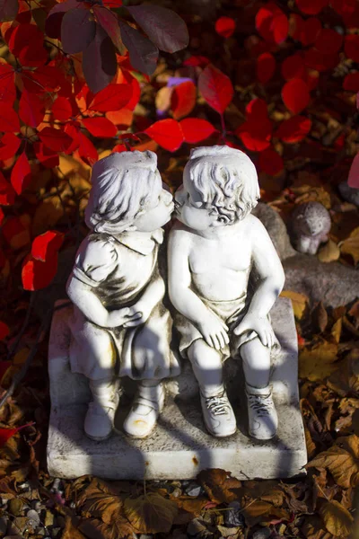 Valentine Love Kissing Statue Red Leaves — Stock Photo, Image