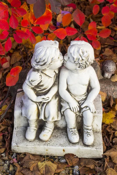 Valentine Love Kissing Statue Red Leaves — Stock Photo, Image