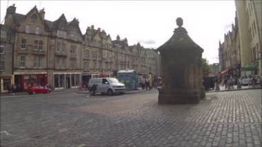 Turistler, Edinburgh, İskoçya, Birleşik Krallık'taki tarihi kent sokaklarında yürüyüş 