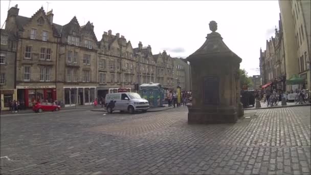 イギリス スコットランド エディンバラの旧市街の通りを歩いて観光客 — ストック動画