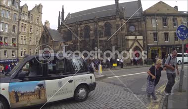 Turistler, Edinburgh, İskoçya, Birleşik Krallık'taki tarihi kent sokaklarında yürüyüş 